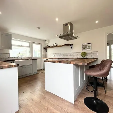 Bright Bungalow With 3 Bedrooms And Garden In Porthlevan Porthleven Esterno foto