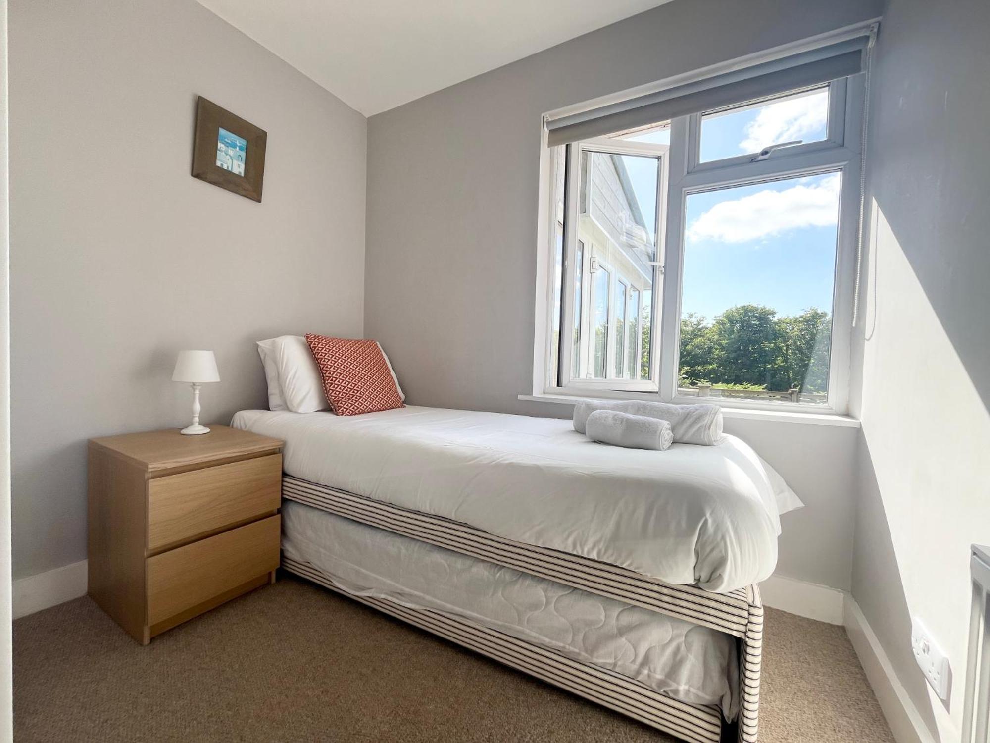 Bright With 3 Bedrooms And Garden In Porthlevan Holiday home